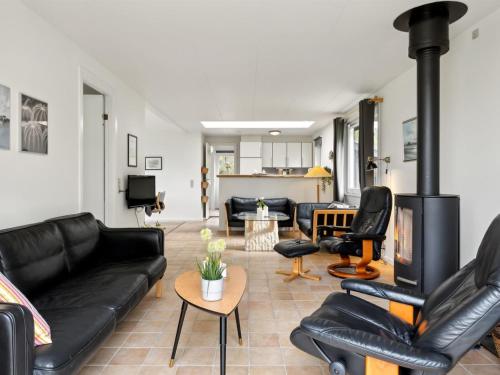 Posezení v ubytování Holiday Home Merrit - 350m from the sea by Interhome