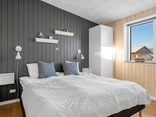 Katil atau katil-katil dalam bilik di Holiday Home Elevus - from the sea by Interhome