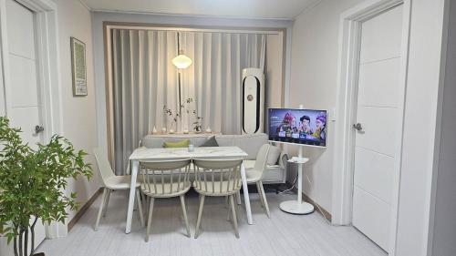 Μια τηλεόραση ή/και κέντρο ψυχαγωγίας στο Sun & Sons House