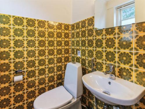 Ένα μπάνιο στο Holiday Home Einari - 1-2km from the sea by Interhome