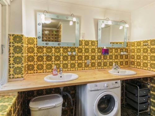Ένα μπάνιο στο Holiday Home Einari - 1-2km from the sea by Interhome