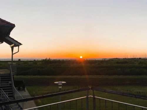 ボーゲンセにあるApartment Casjen - 250m from the sea by Interhomeの家のバルコニーからの夕日