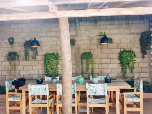 a wooden table with chairs and a tableasteryasteryasteryasteryasteryasteryasteryastery at Hermoso Palomino in Palomino