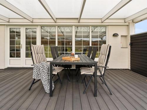 BroagerにあるHoliday Home Dietlinde - 100m from the sea by Interhomeのデッキ(黒いテーブルと椅子付)