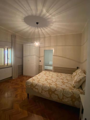 a bedroom with a bed and a ceiling at Casa Amrita B&B in Teramo