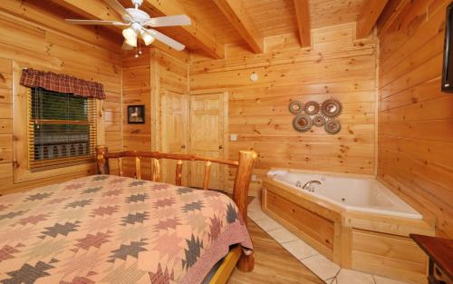 Postel nebo postele na pokoji v ubytování Its All Good - Gorgeous Views, Outdoor Hot Tub, + Game Room