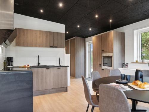 Köök või kööginurk majutusasutuses Holiday Home Danske - 6-8km from the sea by Interhome