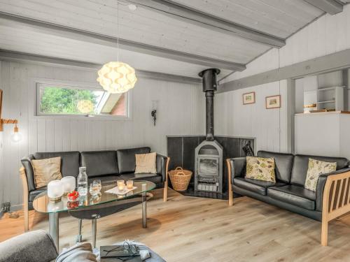 ein Wohnzimmer mit Couch und Kamin in der Unterkunft Holiday Home Amaya - 1km from the sea by Interhome in Blåvand