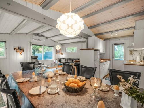 eine Küche und ein Esszimmer mit Tisch und Stühlen in der Unterkunft Holiday Home Amaya - 1km from the sea by Interhome in Blåvand