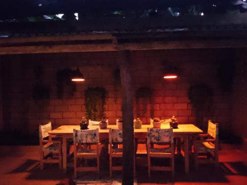 a wooden table and chairs in a room at Hermoso Palomino in Palomino