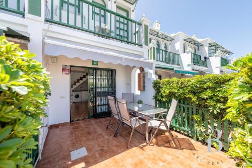 Bungalow con terraza privada y piscina en Gran Canaria