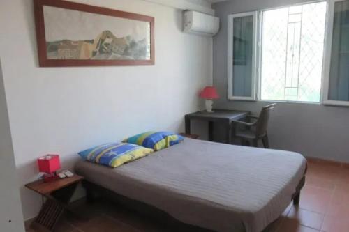 Un pat sau paturi într-o cameră la Maison agréable à Sainte-Anne avec piscine partagée