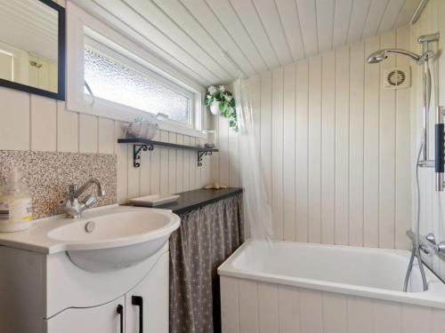 Koupelna v ubytování Holiday Home Holmfridur - 2km from the sea by Interhome