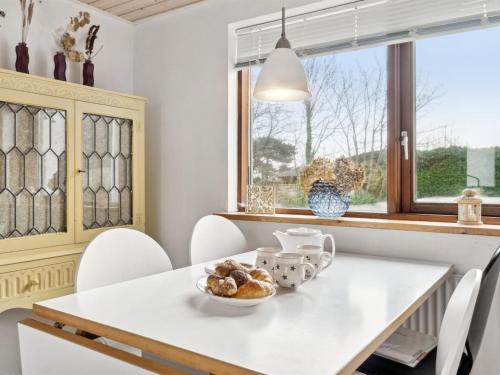 una mesa de comedor blanca con un tazón de comida. en Apartment Elsabeth - 50m from the sea by Interhome, en Allinge