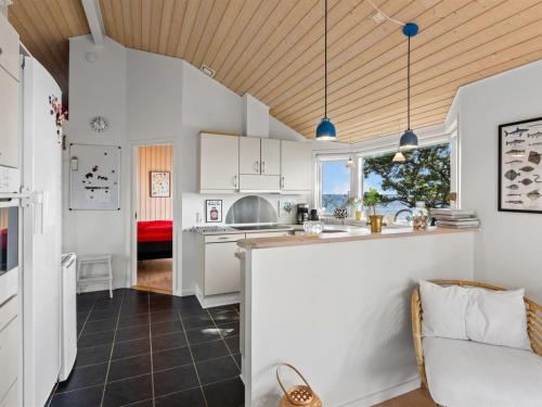 Η κουζίνα ή μικρή κουζίνα στο Holiday Home Harthwik - 10m from the sea by Interhome