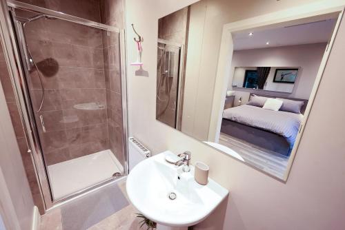 Koupelna v ubytování Hideaway near Gleno Waterfall