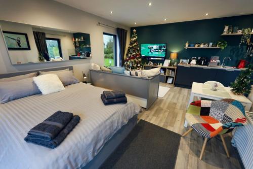 Postel nebo postele na pokoji v ubytování Hideaway near Gleno Waterfall