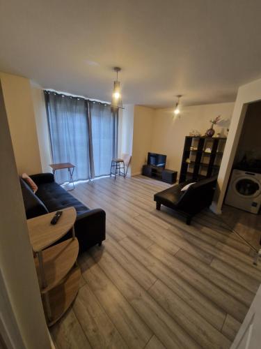 Gambar di galeri bagi Homely 2 bedrooms Flat di Robin Hood