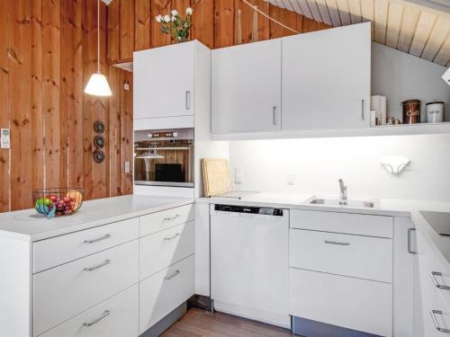 Η κουζίνα ή μικρή κουζίνα στο Holiday Home Reinhold - 1-9km from the sea by Interhome