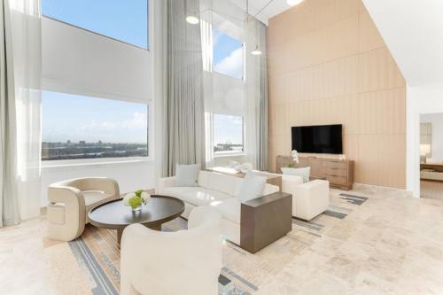 TV a/nebo společenská místnost v ubytování InterContinental Miami by IHG