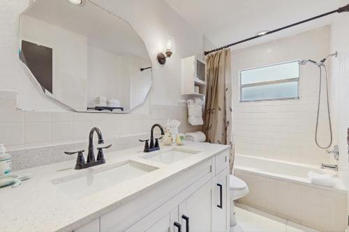 Koupelna v ubytování Its All There in Black and White