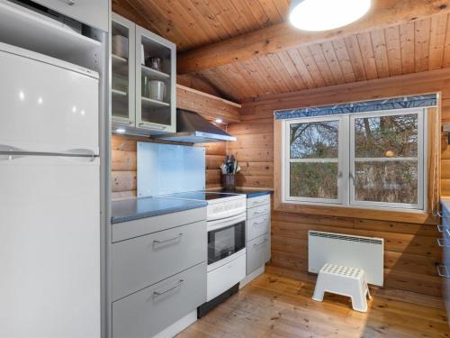 Η κουζίνα ή μικρή κουζίνα στο Holiday Home Doris - 150m from the sea by Interhome