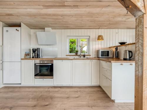 Η κουζίνα ή μικρή κουζίνα στο Holiday Home Shaya - 325m from the sea by Interhome