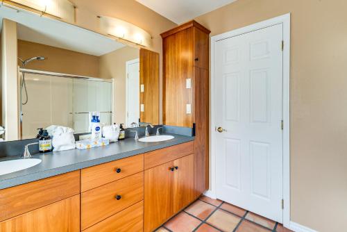 a bathroom with two sinks and a large mirror at Copalis Beach Family Home Close to Sites and Nature in Copalis Beach