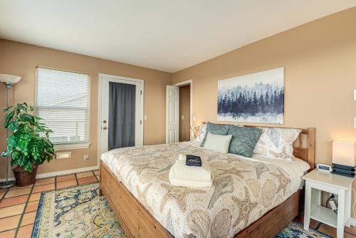 a bedroom with a large bed in a room at Copalis Beach Family Home Close to Sites and Nature in Copalis Beach