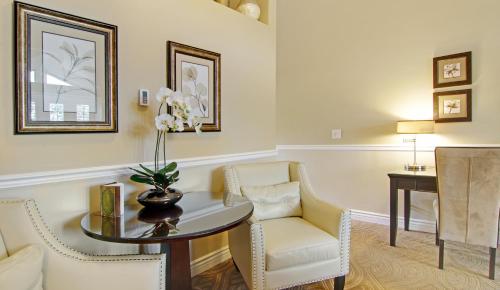 a living room with a table and chairs and a desk at Carriage House Inn in Carmel
