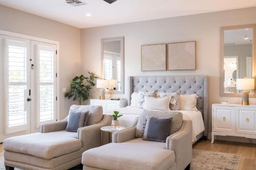 - une chambre avec un grand lit et 2 chaises dans l'établissement Chandler Scorpio, à Serape