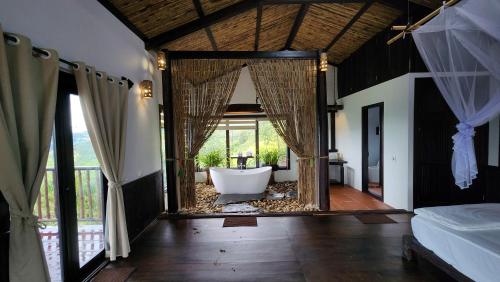 Katil atau katil-katil dalam bilik di A Su Homestay Mù Cang Chải
