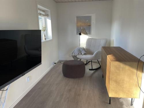 Μια τηλεόραση ή/και κέντρο ψυχαγωγίας στο Holiday Home Angret - 200m from the sea by Interhome