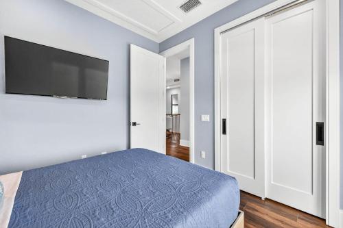 a bedroom with a bed and a flat screen tv at Blue Pearl in Coffeyville