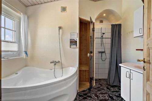 Phòng tắm tại 10815-Ulfborg-Gaffelbjergvej-80