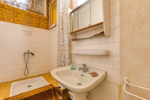 une salle de bains avec lavabo et toilettes dans l'établissement La Coustouline, à Lacoste