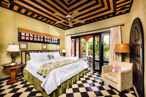 un dormitorio con una cama y una silla en Luxury Villa, Near The Beach With A Private Pool, en Tamarindo
