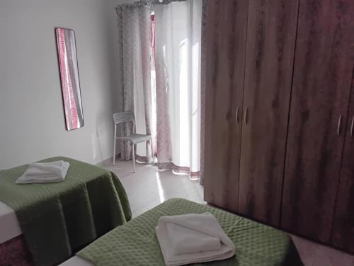 Postel nebo postele na pokoji v ubytování Torri seafront apartments