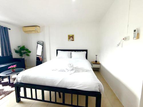 una camera da letto con un letto con un orsacchiotto sopra di Patong Canal Villa 302 a Patong Beach