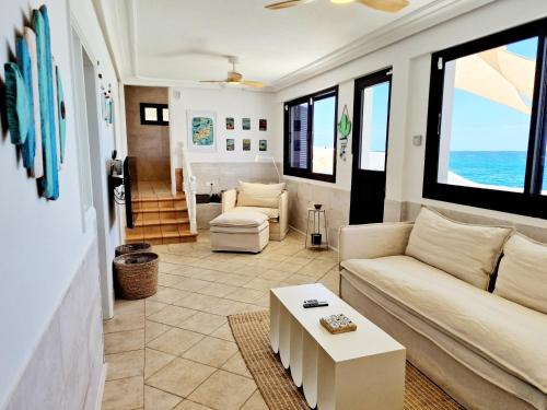 ein Wohnzimmer mit Sofa und Tisch in der Unterkunft Casa Caracoles en Costa Teguise in Costa Teguise