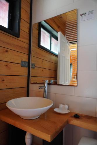 ChacurraにあるCabañas Entremarのバスルーム(洗面台、鏡付)