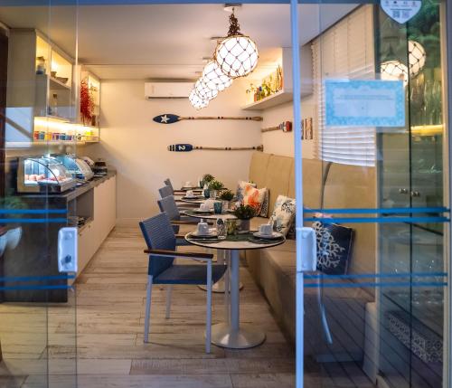 een eetkamer met een tafel en stoelen bij Tesouro de Noronha in Fernando de Noronha