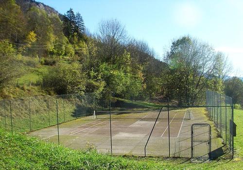 Tenis a/nebo squash v ubytování GITE LES SOURCES PETIT CHALET 2P et BB nebo okolí