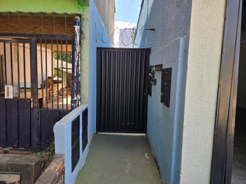 an entrance to a building with a gate at Flat completo a 10 minutos de vários espaços de festa in Aparecida de Goiania