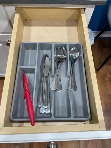 ein Plastiktablett mit Küchenutensilien in einer Schublade in der Unterkunft Private apartment-separate in Pincourt