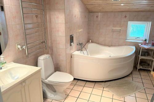 un bagno con vasca, WC e lavandino di 40893-Ulfborg-Skindbjergvej-393 a Fjand Gårde
