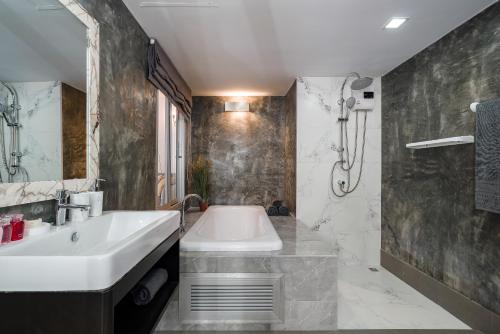 Ένα μπάνιο στο Samui Design apartment 1 bedroom, Replay Condo