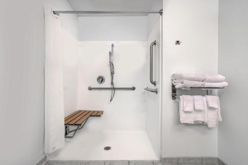 Et badeværelse på Microtel Inn & Suites by Wyndham Mankato