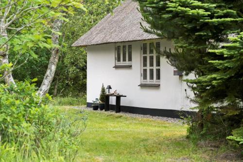 a white house with a window in a yard at 10173-Ulfborg-Gaffelbjergvej-24 in Øhuse
