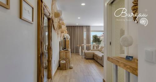 ブルガウにあるBurgau Charming House Loftの廊下(ソファ付きのリビングルーム付)